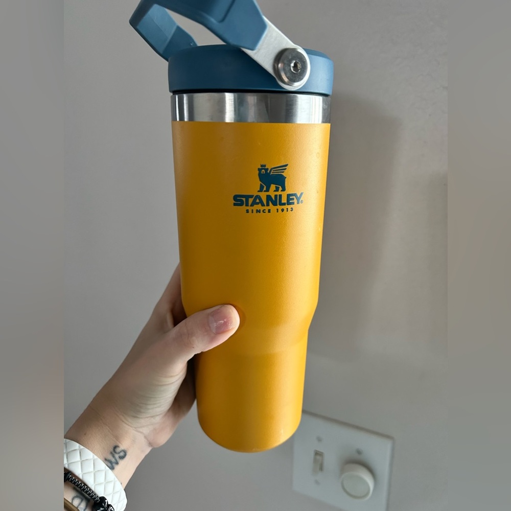 Stanley 30 oz flip tumbler -used- no straw